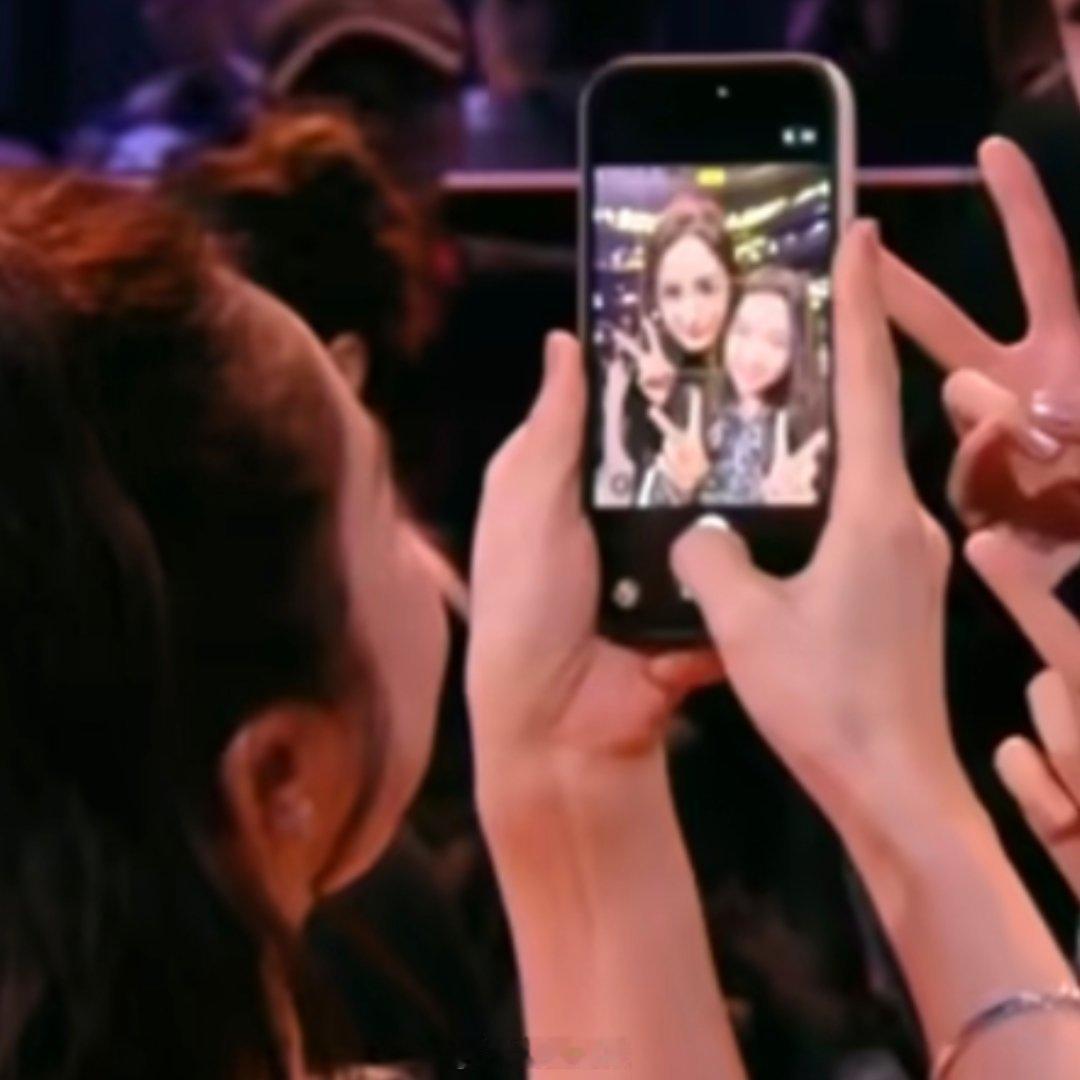 杨幂太有节目了杨幂我看诡秘拍的照片 杨幂太有节目了哈哈哈哈 ，演我看我诡秘拍照 