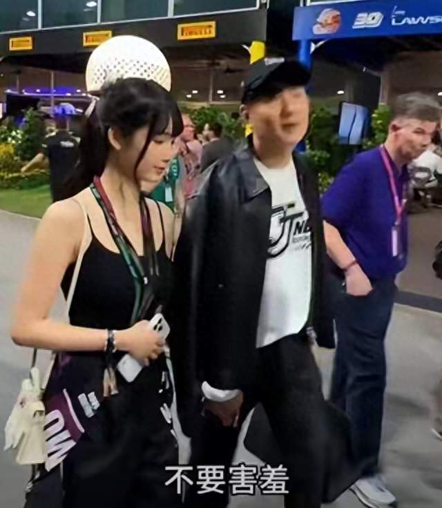 45岁林俊杰一句“别害羞”冲上热搜，小21岁女友身份藏不住了