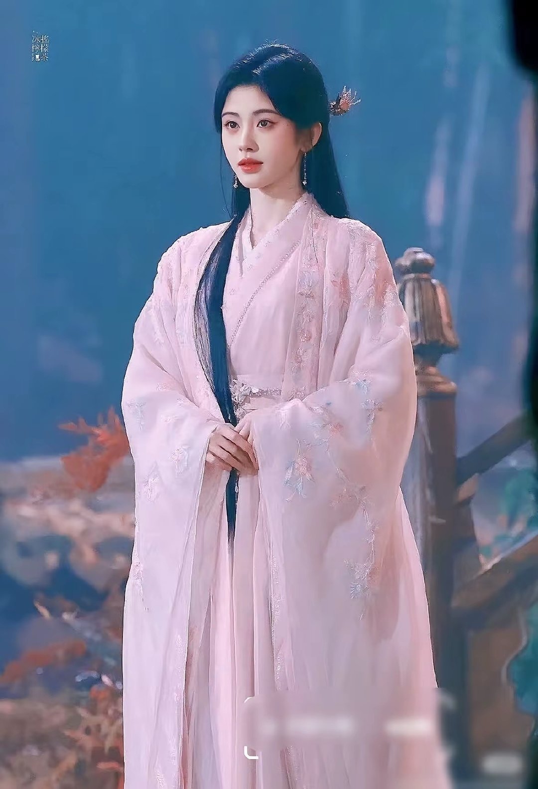 这么看鞠婧祎好看多了。。 