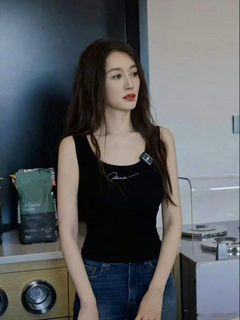谁能相信李小冉已经五十岁，镜头下肤白体态绝佳，浑身通透灵动，完全看不出岁月痕迹，
