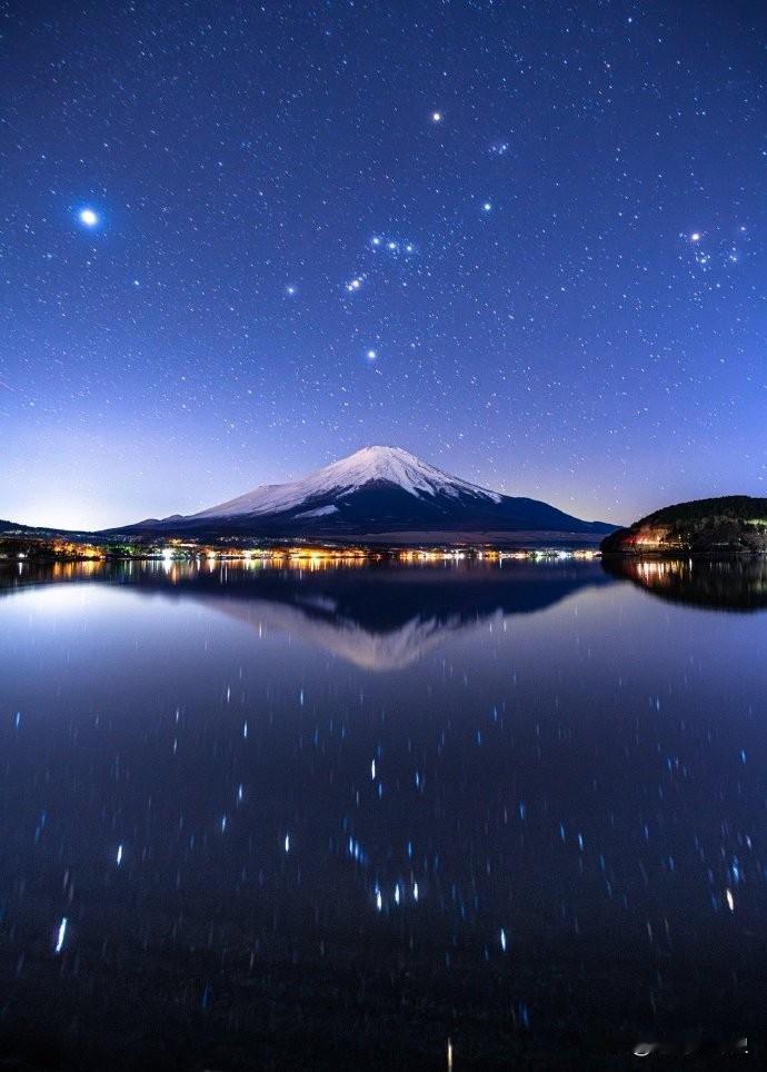 在日本本州的山中湖畔，眺望猎户座和富士山……
富士山景点