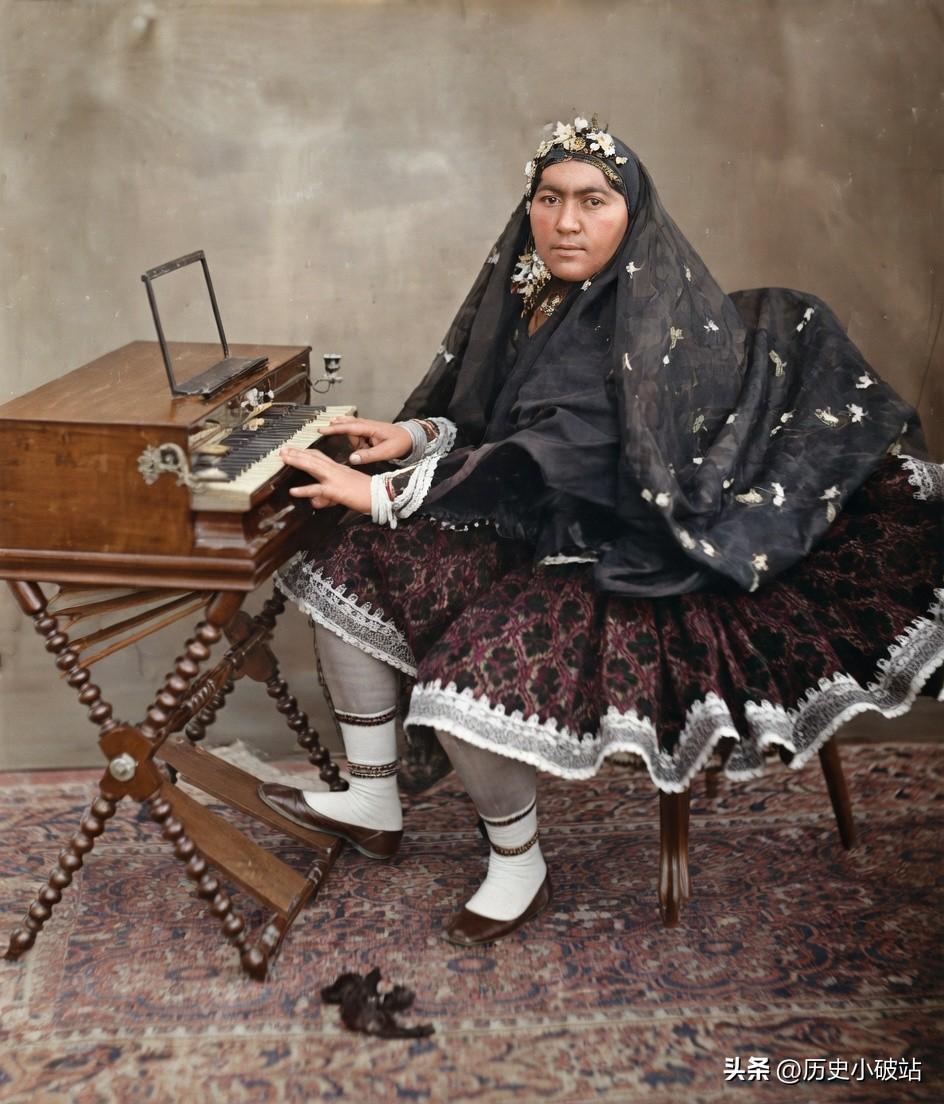 19世纪的波斯，美女的标准只有一个：丰腴！这两张贵族女性的老照片，和卡扎尔公主的