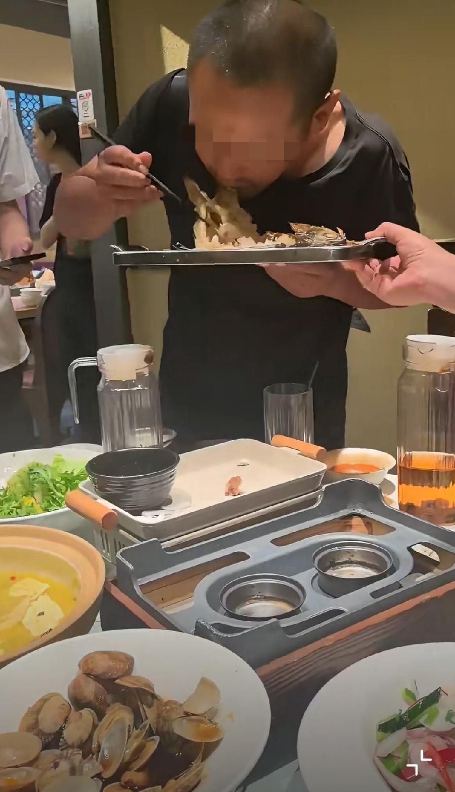 上海一餐厅包间闯入陌生男子，毫无分寸直接拿起桌上剩菜大吃大喝，场面让人无比膈应。