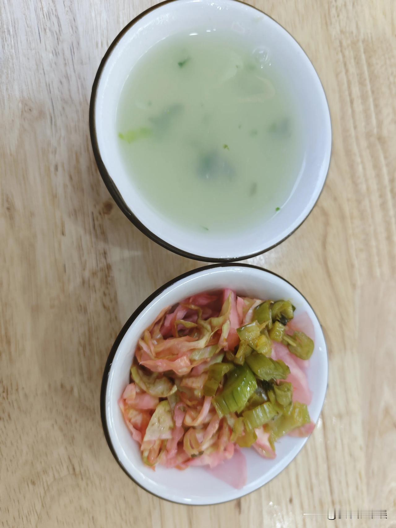 好喜欢办公室后面这家面馆子
别的不说，反正小菜都有七八种
不吃面就吃咸菜+粥都可