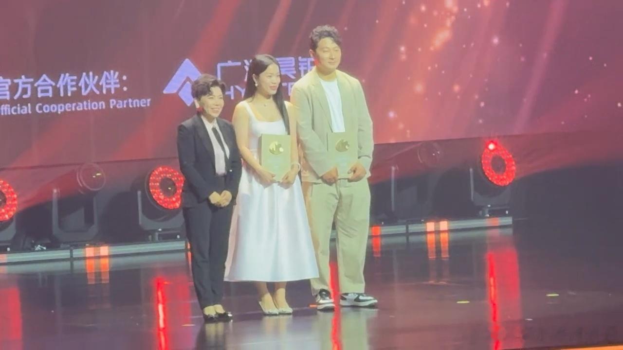 邓亚萍为任子威杨倩颁奖乒坛传奇授勋，冠军致敬冠军！邓亚萍为任子威颁发年度冰雪突破