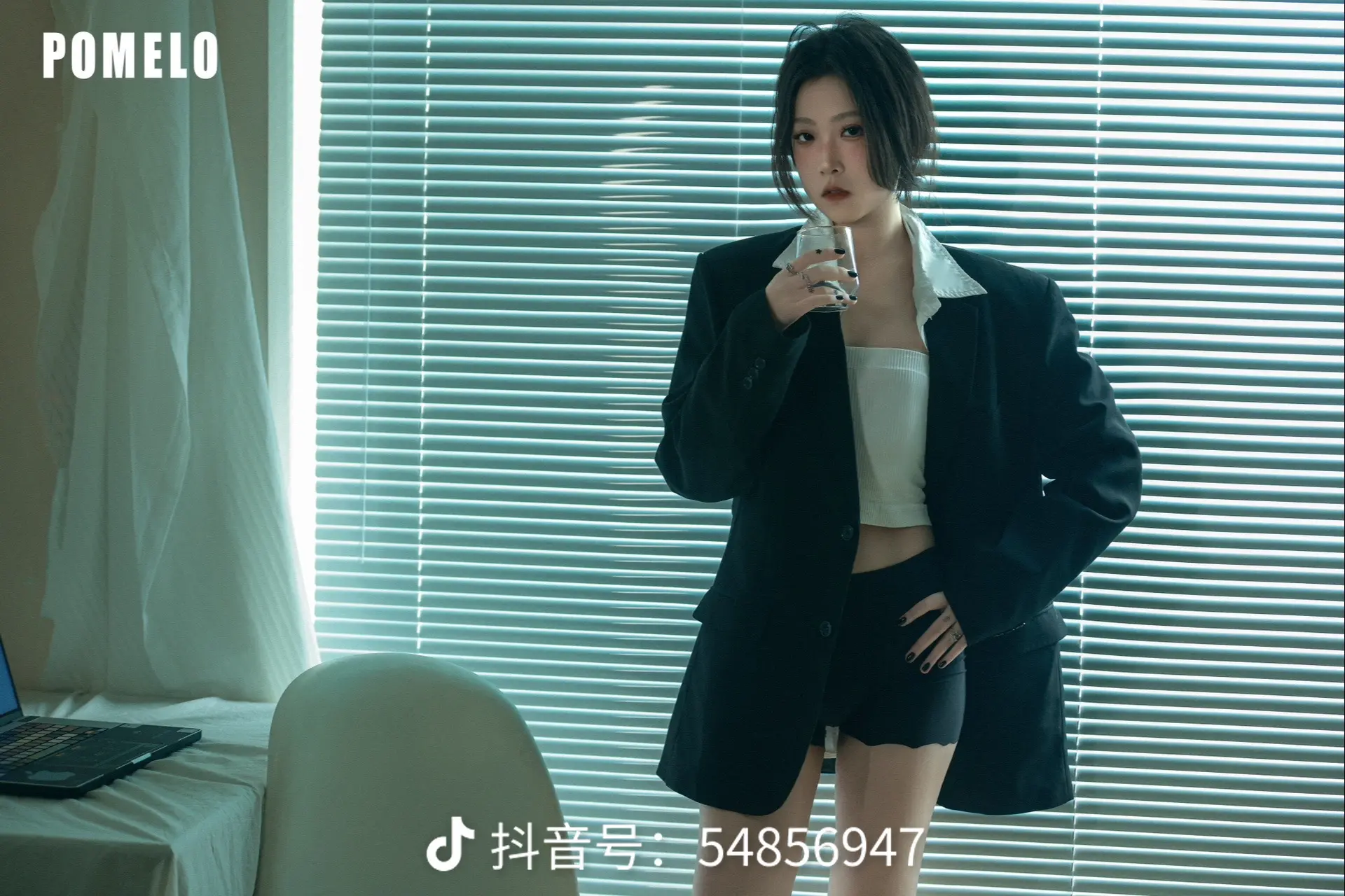 客片分享|阴雨天情绪杂志写真。