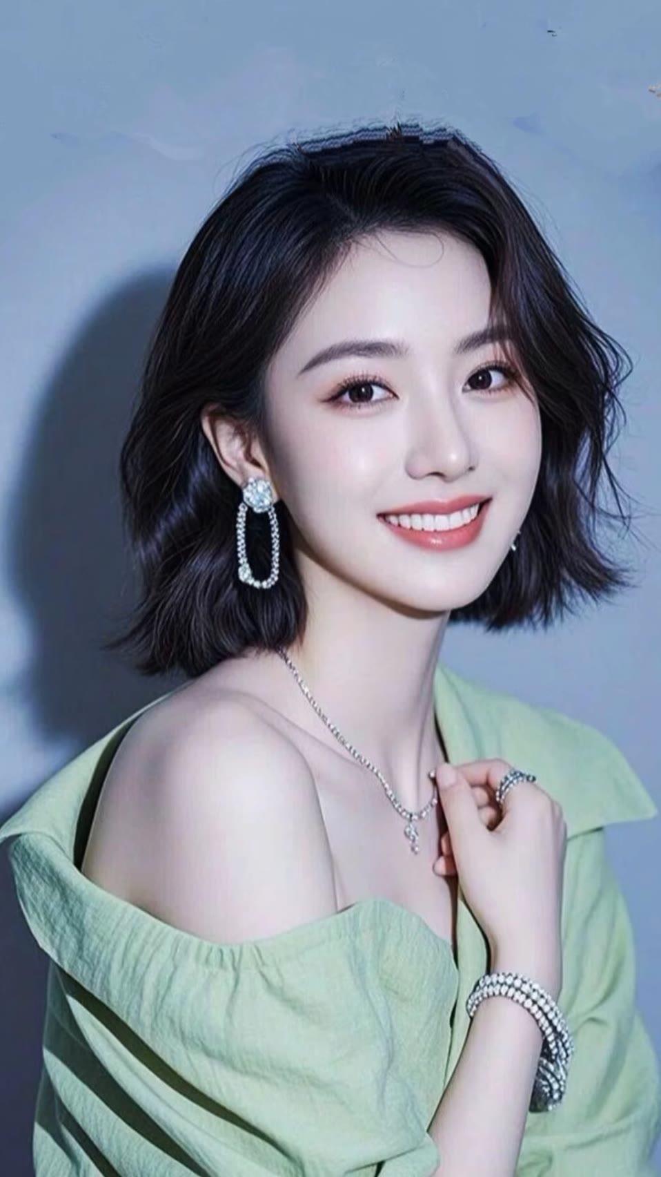 甜美笑容，优雅气质，绿衣少女，闪耀耳环，精致妆容，迷人魅力。