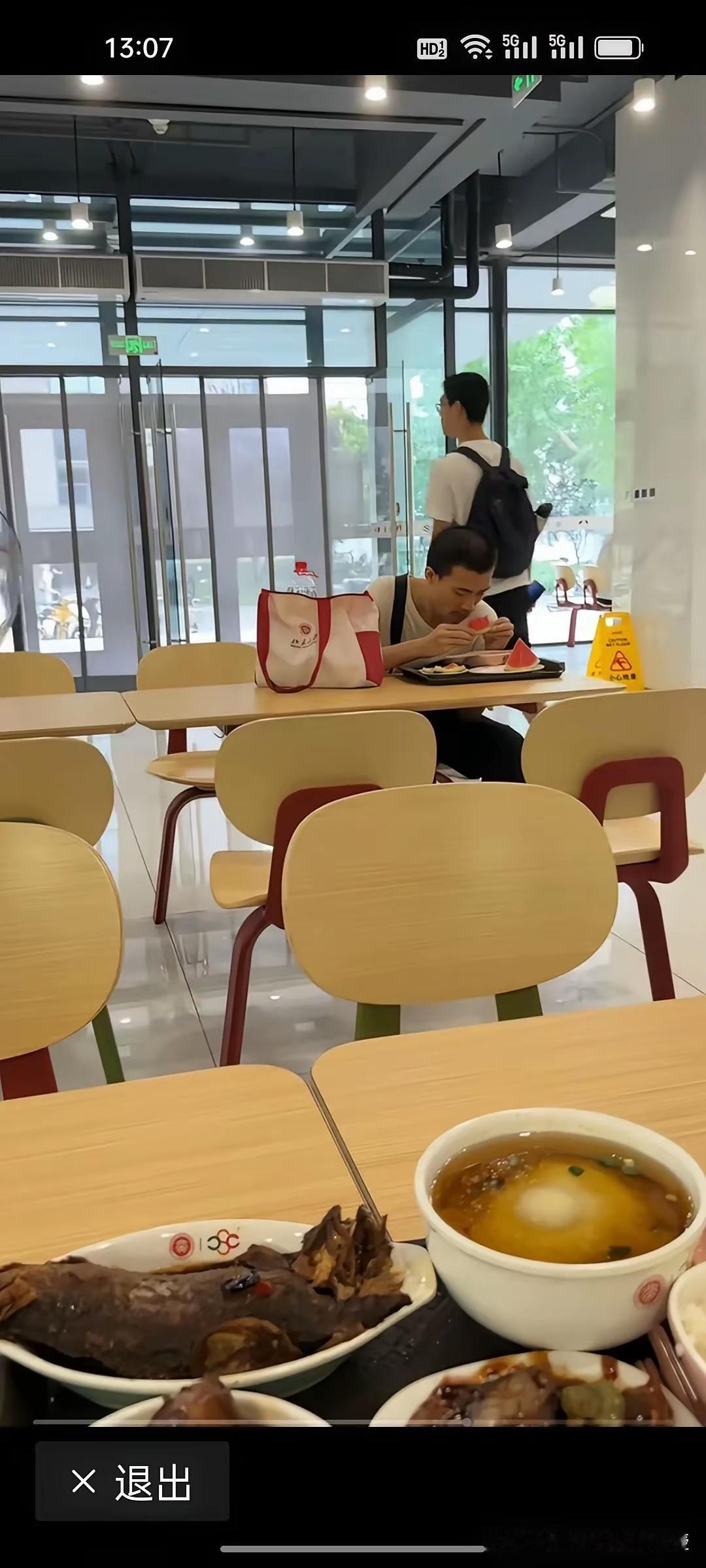 网友说他们不在一个层次，我不同意。

韦神的全身穿搭总价大概270元左右，他根本