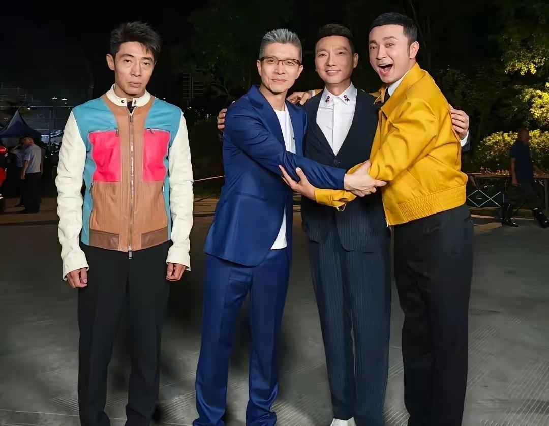 央视boys又整活了。
一个北大的撒贝宁，坐在三个中国传媒大学出来的老哥中间，被