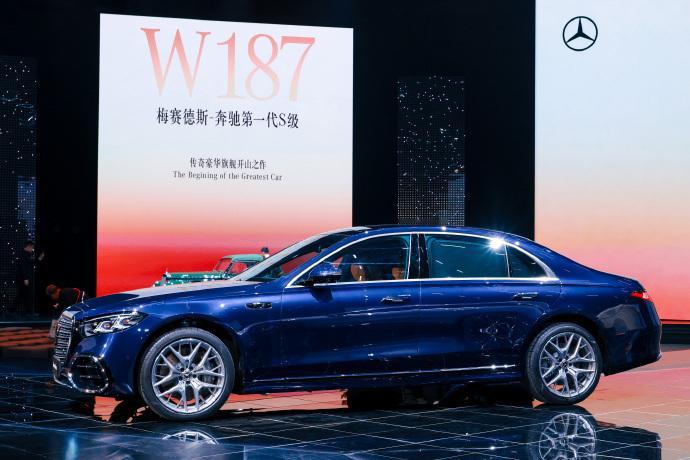 全新 S 级以全新前脸亮相气场依旧强大远远望去就能感受到王者之气 