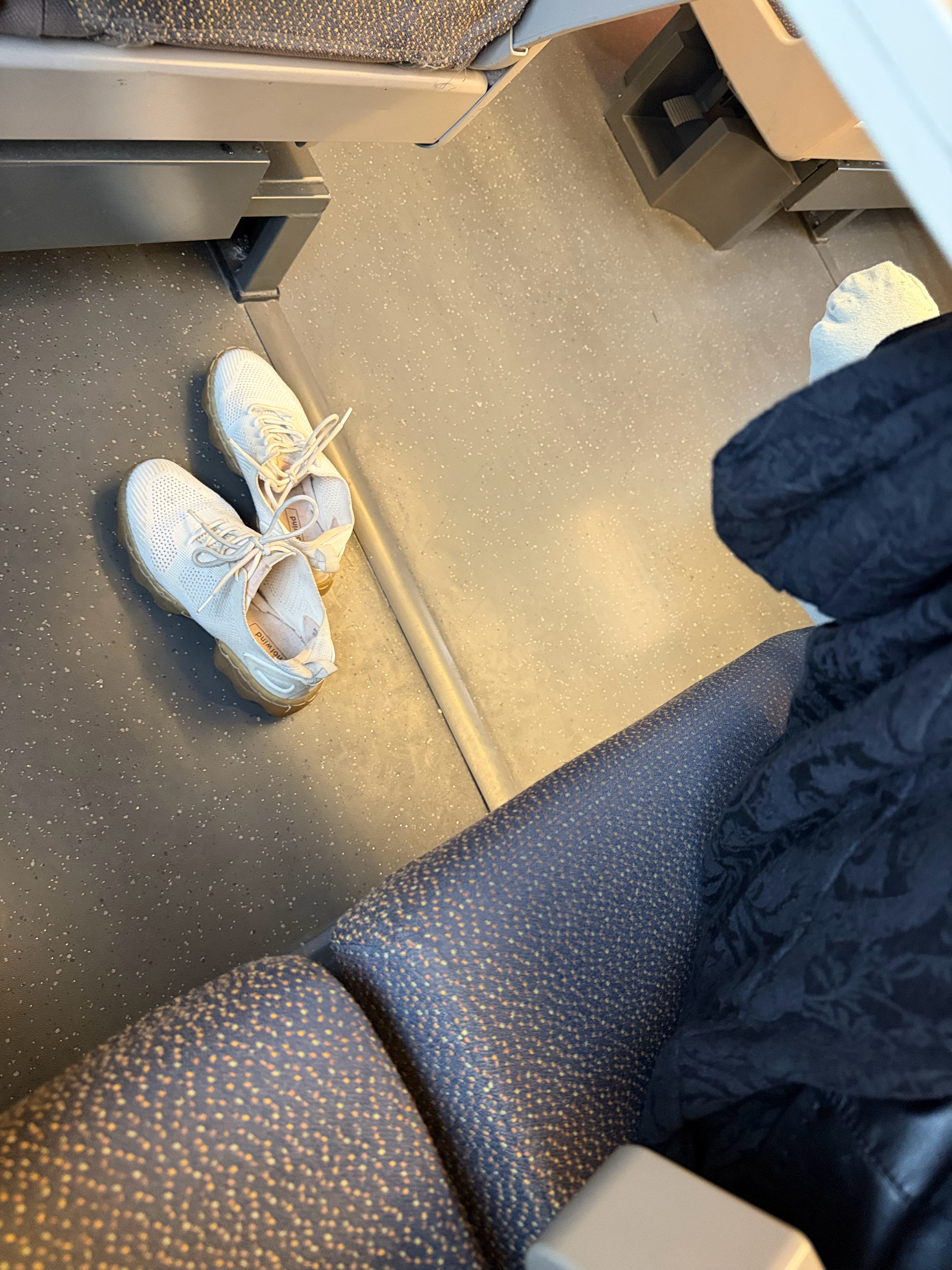 一位50岁左右的大妈，在高铁上为啥要脱鞋呀不担心旁边人闻着不同的味道嘛