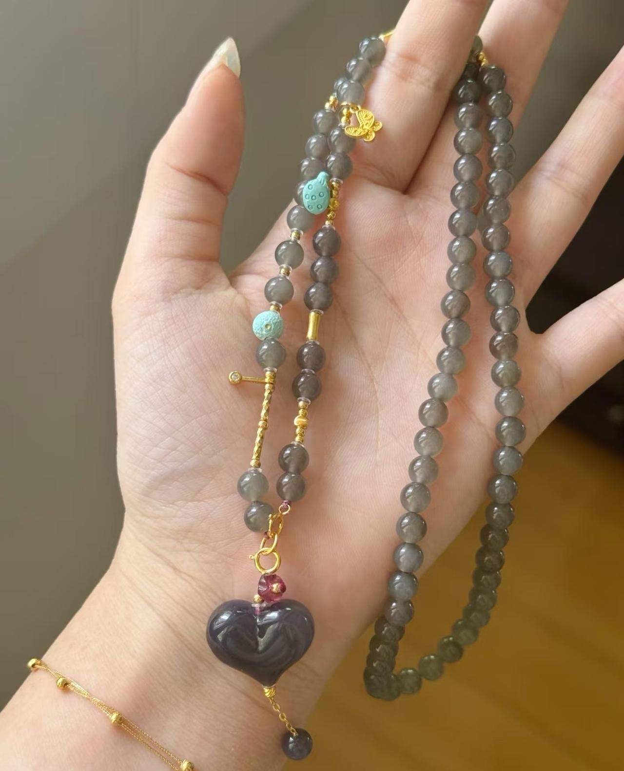 今天在石佛寺市场，和朋友一头扎进玉石堆里，只为找那枚传说中的烟紫小屁桃。小姐妹爱