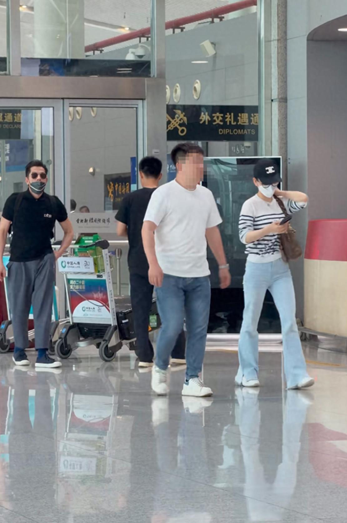 郭富城和方媛现身机场，两人分开登机，他满眼不舍看着妻子走远！

方媛外公离世后，