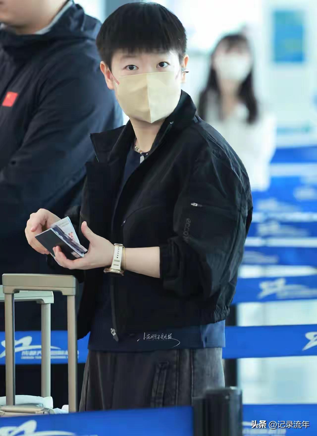 仔细看，
莎莎这件衣服，
连褶皱都没来得
及抚平就直接穿出来了。

大概率是成都