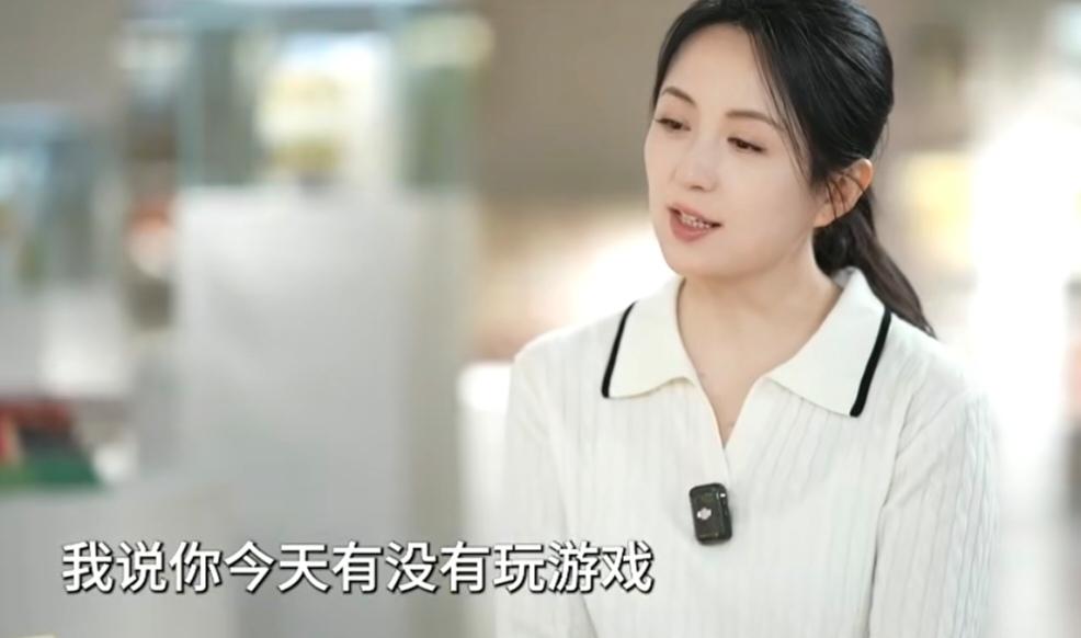 演员杨童舒谈育儿观，说:“有的时候我跟我儿子，我就跟他探讨，哎我说你今天是不是有