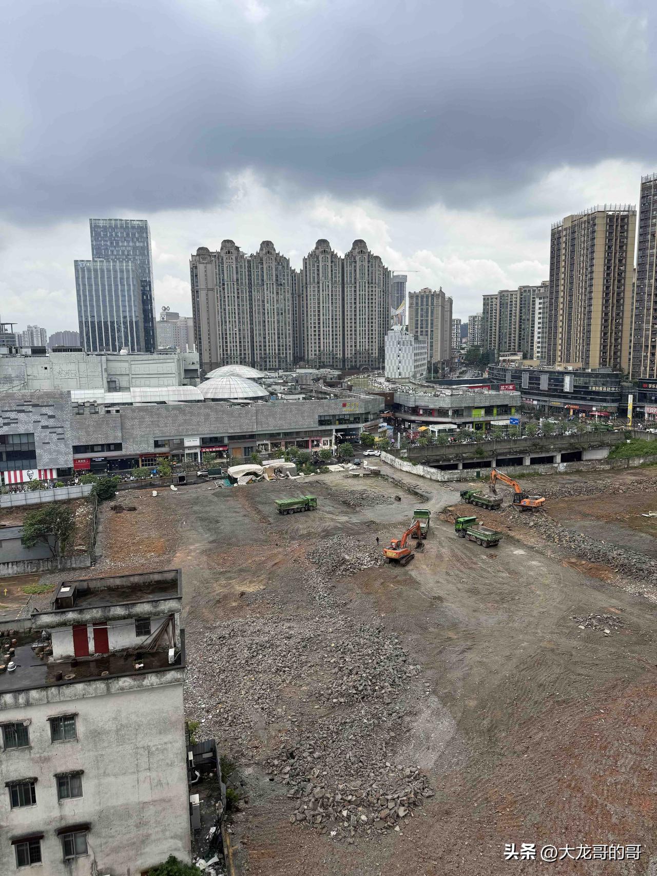 东城万达旁闲置地块开始动工修整，沉寂三年迟迟未挂牌，终于有新动静了。
东城主城新
