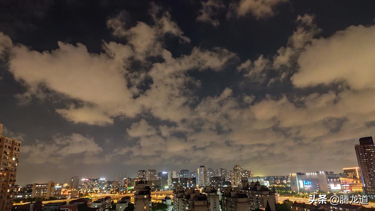 可以分享一张你拍的天空美照吗夜晚白云飞过城