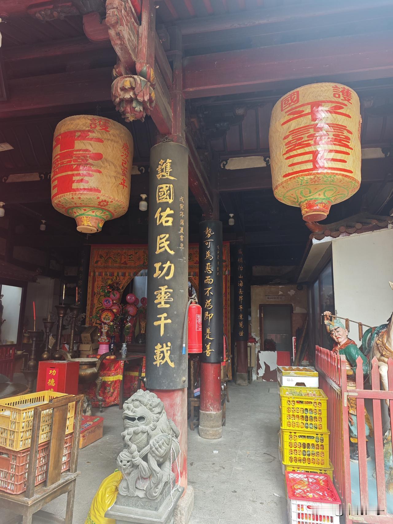 漫步福州鼓楼西洪路，探访怡山正境这座藏于市井的古境庙，满是闽地烟火与忠义古韵。庙