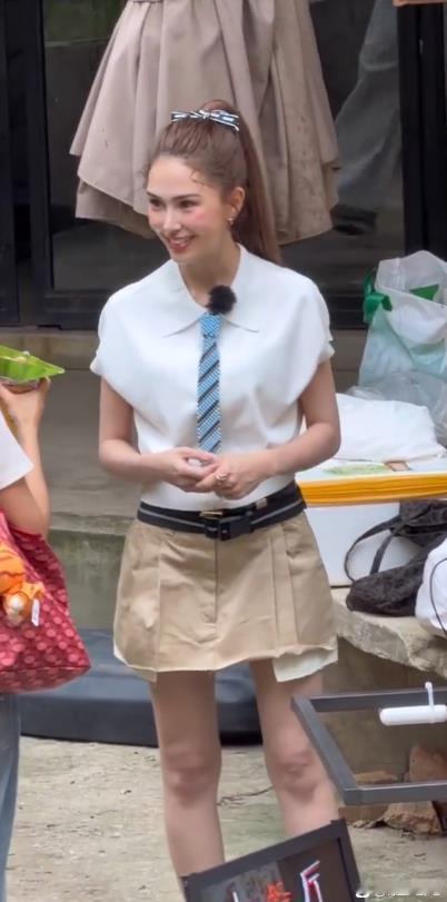 昆凌在录制中餐厅的时候参与了摆摊，她看起来像个漂亮的邻家女孩 