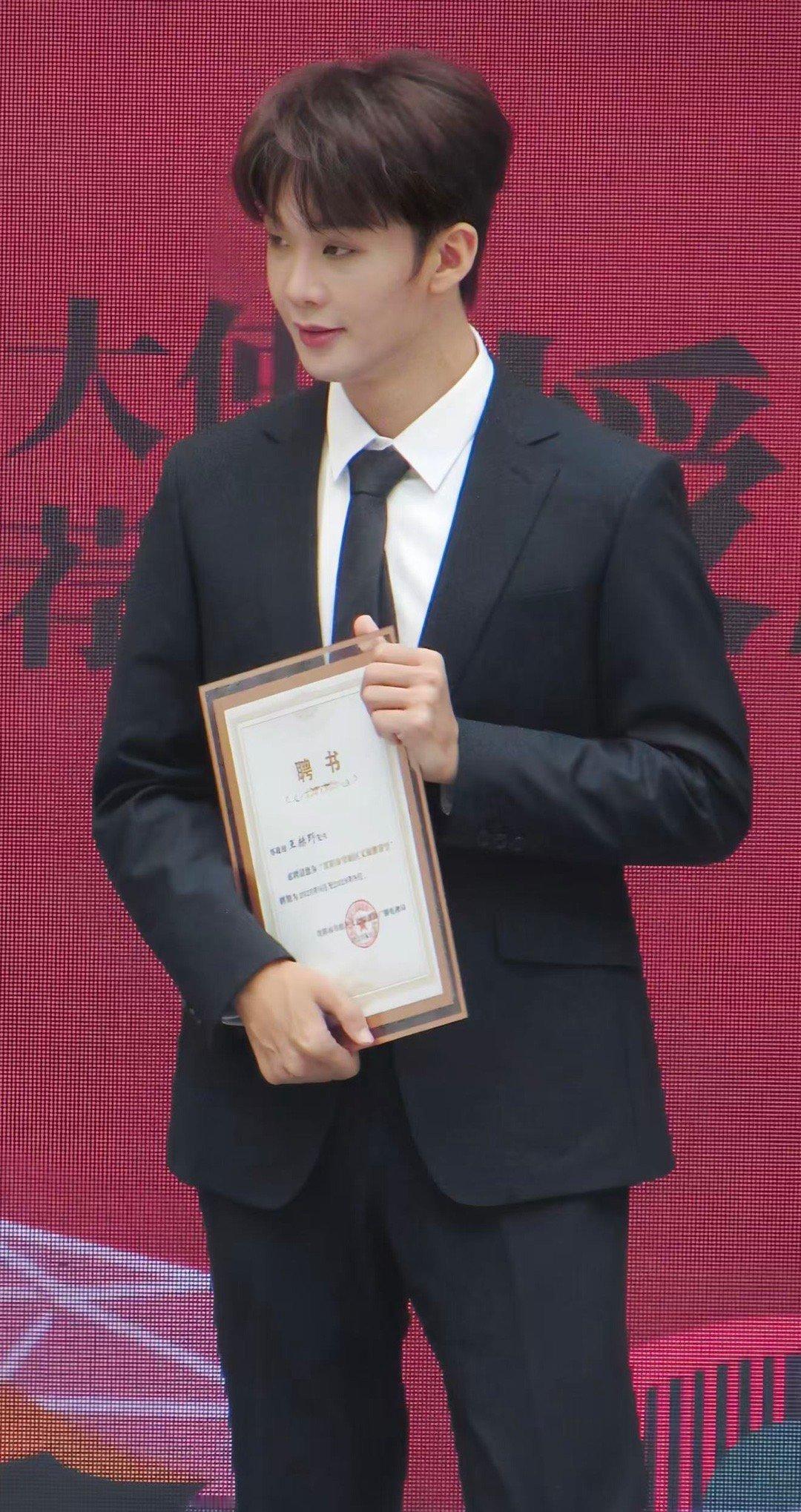 王赫野真成沈阳文旅大使了 王赫野解锁城市新身份！在沈阳《再遇皇姑》活动中，成功拿