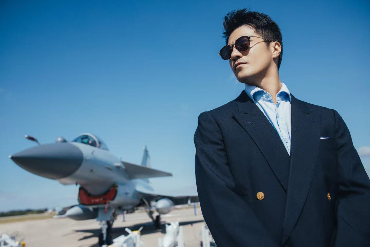 近日曾出演中国首部空战电影空天猎的演员 受邀参加中国空军长春航展 预演日，近距离