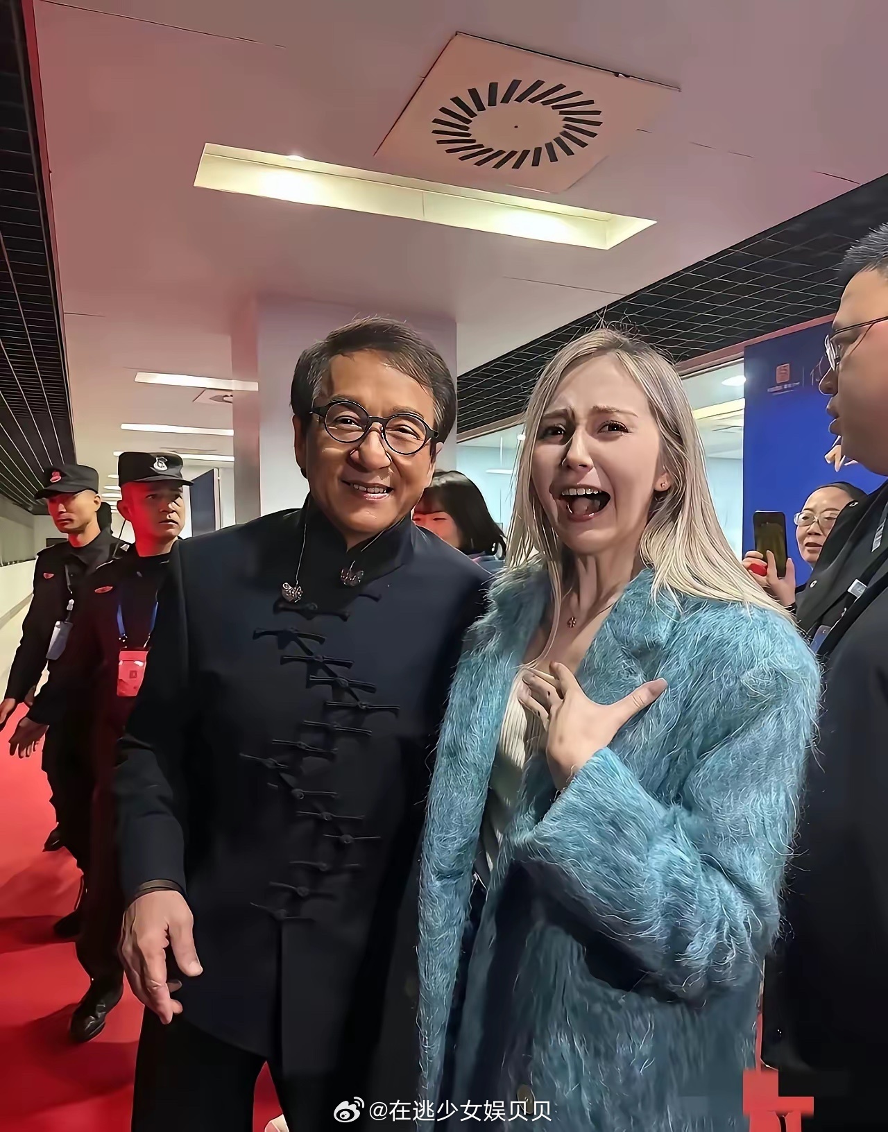 不管你多大的明星，碰到成龙大哥都秒变小龙迷。 