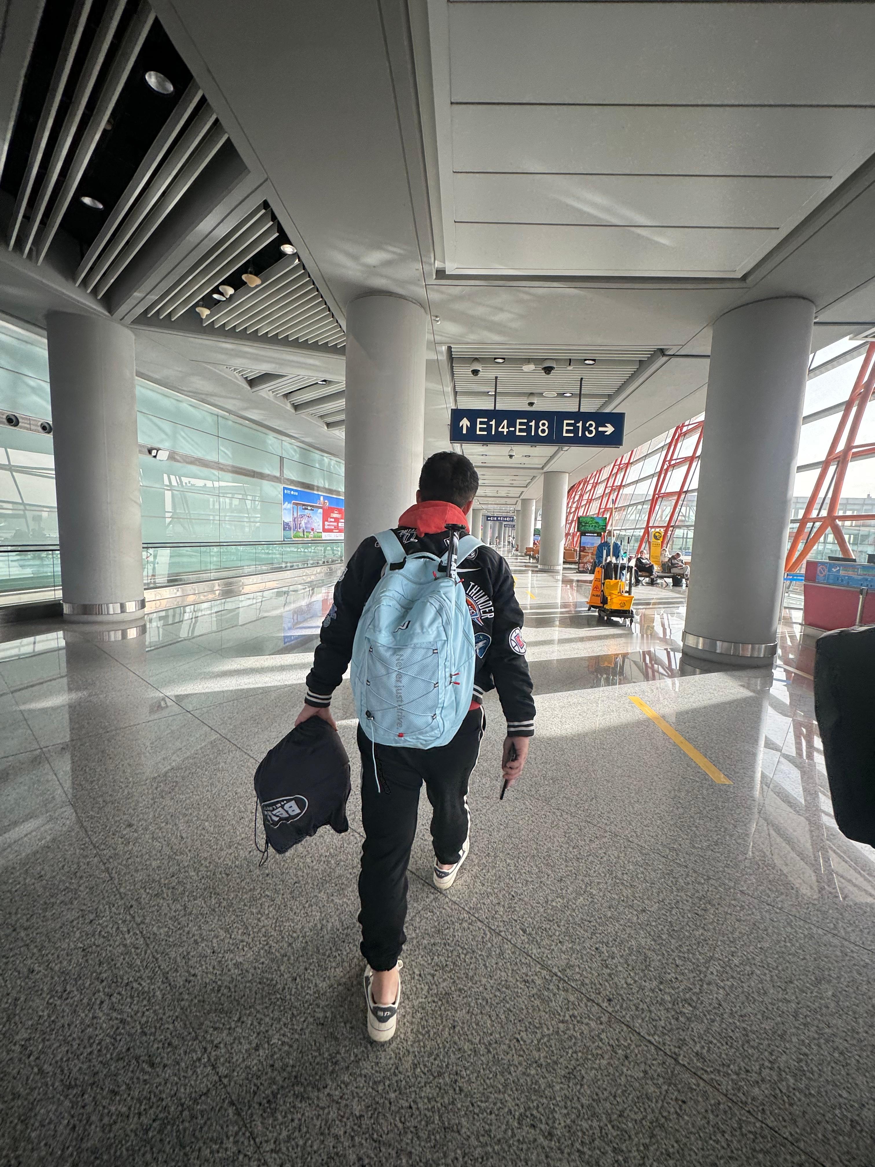 带了根摄影支架去首尔，出海关被问了三次：你这是带了根棒球棍？我看起来那么像爱打棒