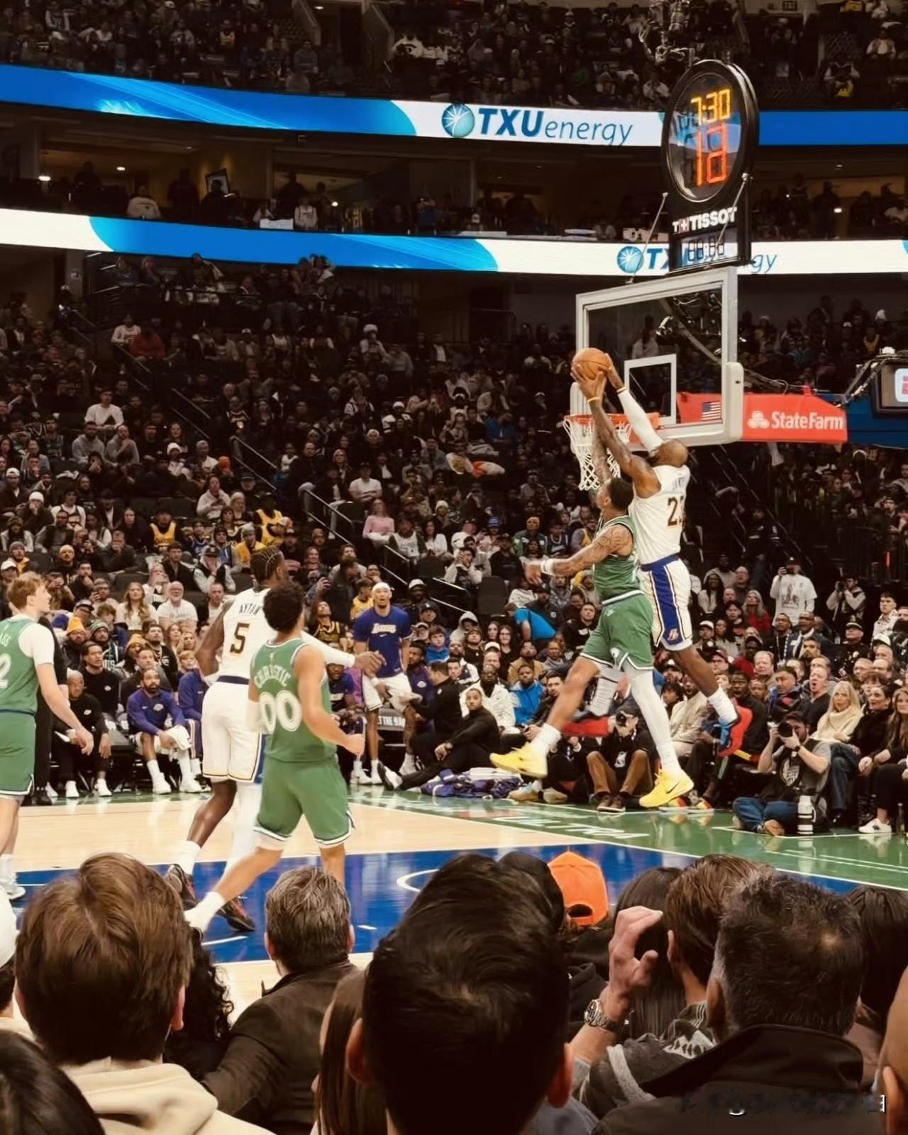 今日，湖人VS独行侠的比赛，东契奇给詹姆斯传出了一个超高的空接，詹姆斯的头都撞到