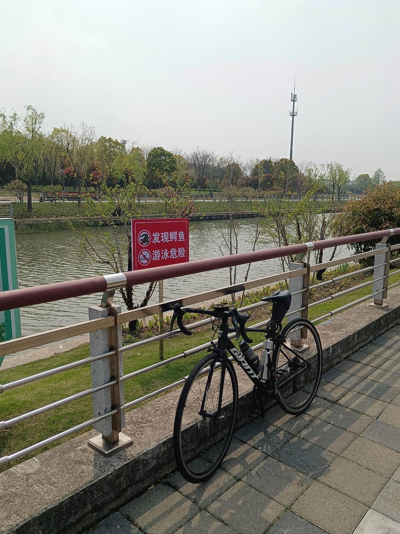 骑行随拍 沿河跑道