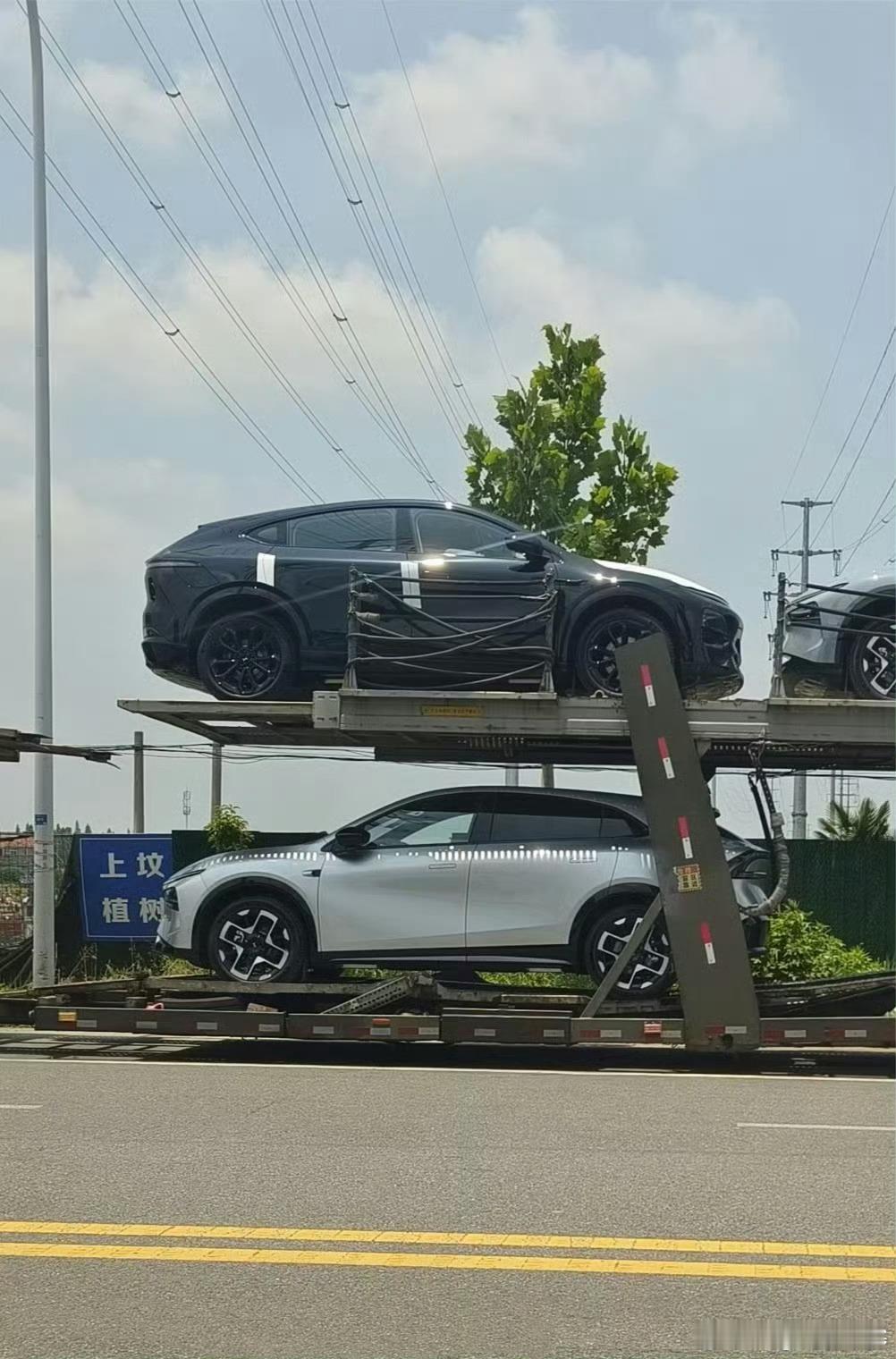 小鹏G7这是开始量产备货了吗？这款车瞄准的就是25万级SUV市场，直接对标特斯拉