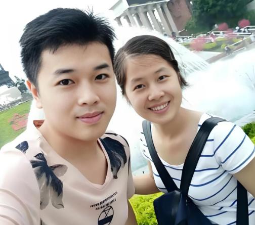 在广西贺州的一场婚宴上，90后小伙邓有采遇见了刚做完脑瘤手术的叶美迪，女孩安静瘦