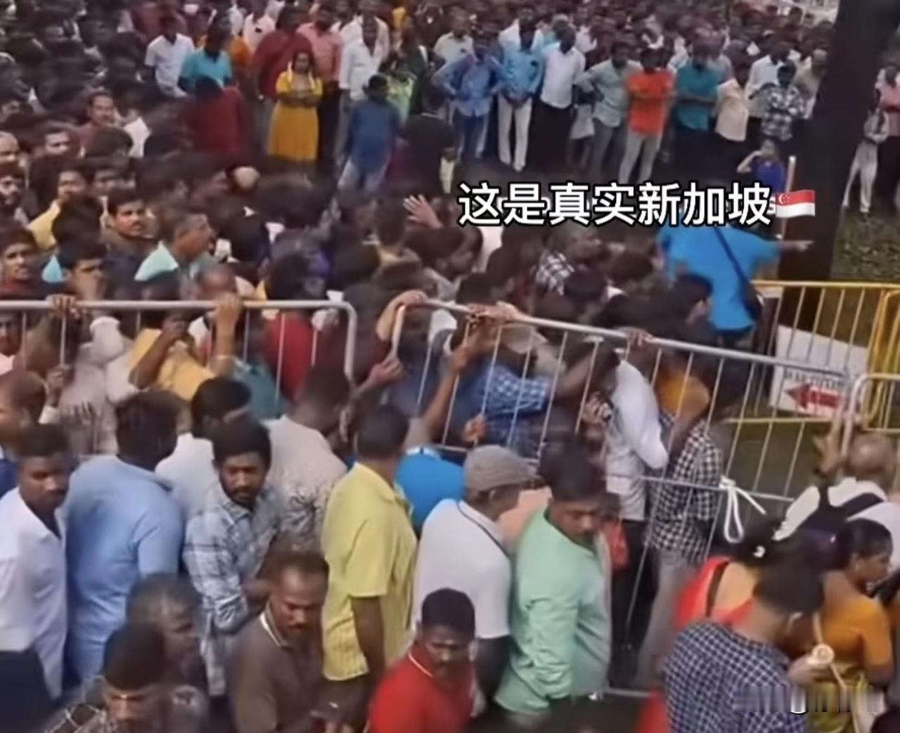 凌晨3点印度阿三新加坡街头载歌载舞‼️路人直摇头：“印度化”恐成新加坡常态
凌晨