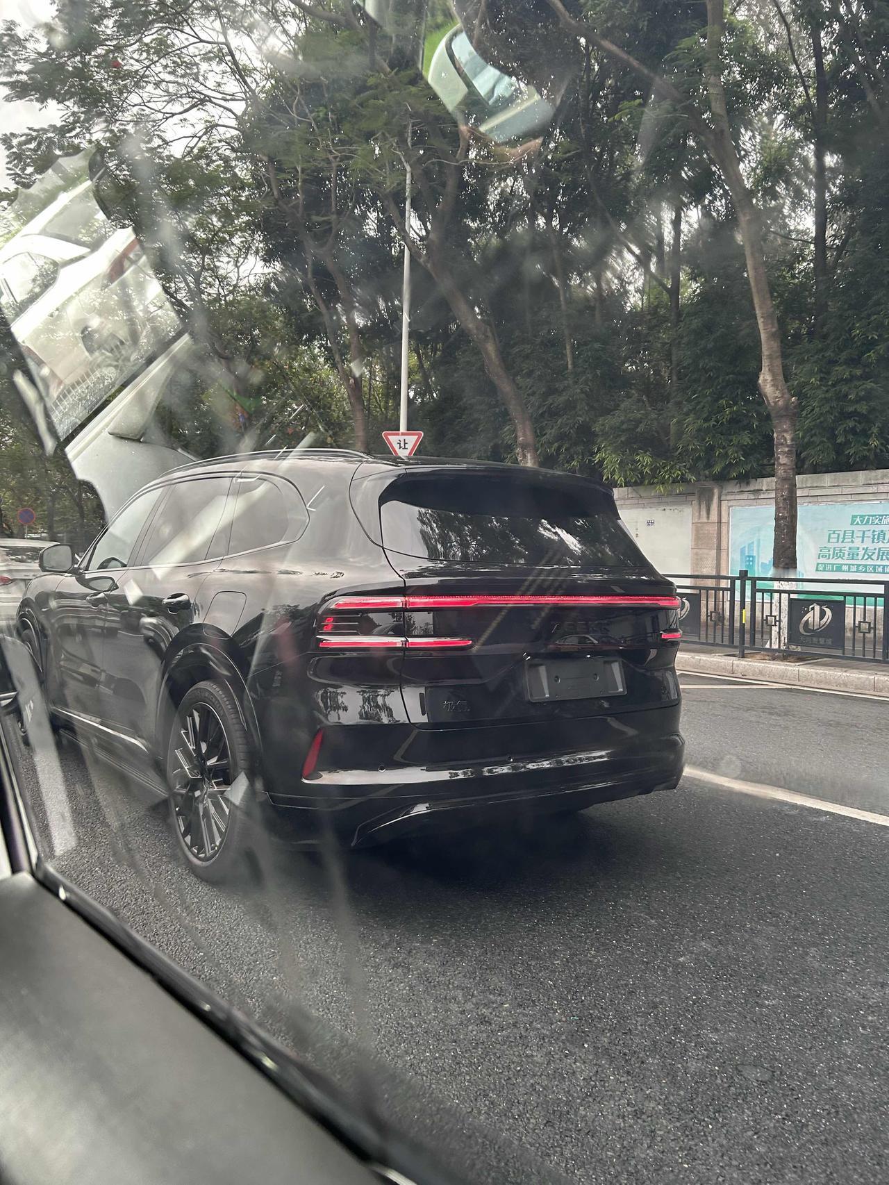 今天在马路上看到一辆车，看起来挺好看的，一开始以为是宝马X7的改款，后来注意到车