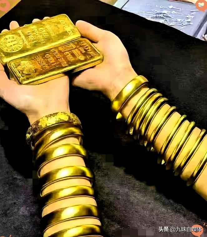 金价崩了的消息一出来，我外套都没穿好就往商场冲。
结果冲到柜台前，脚都站酸了，看