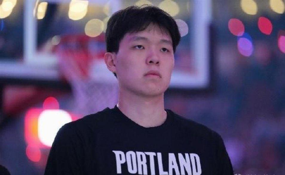 垃圾时间方登场，杨瀚森2分34秒基础数据全挂零，出现1犯正负值-6。北京时间今日