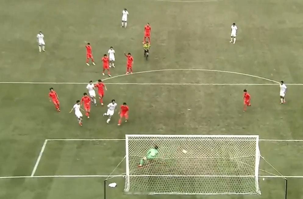 U23国足1-1遭扳平胡荷韬跟丢对手亚运男足季军赛刚领先没几分钟就被扳平，这剧情