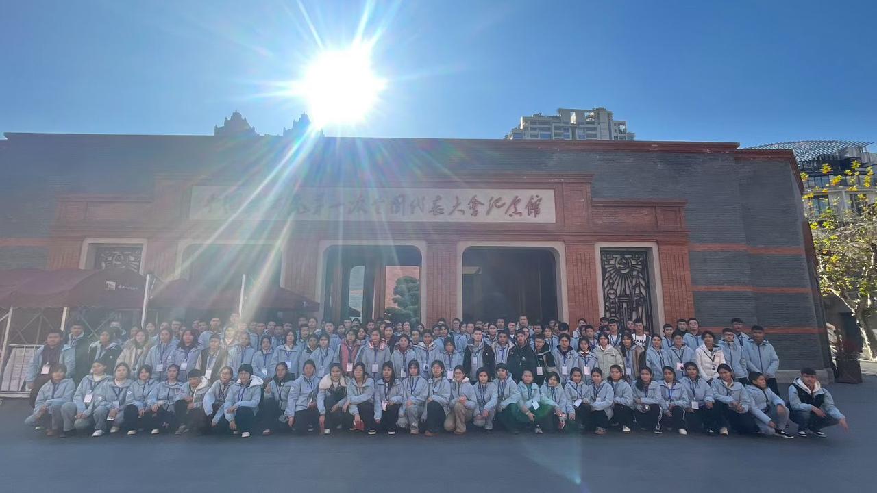 13位代表里，仅2位成功上岸。最终胜出的，并非起初的最强者。这是今日再度前往中共