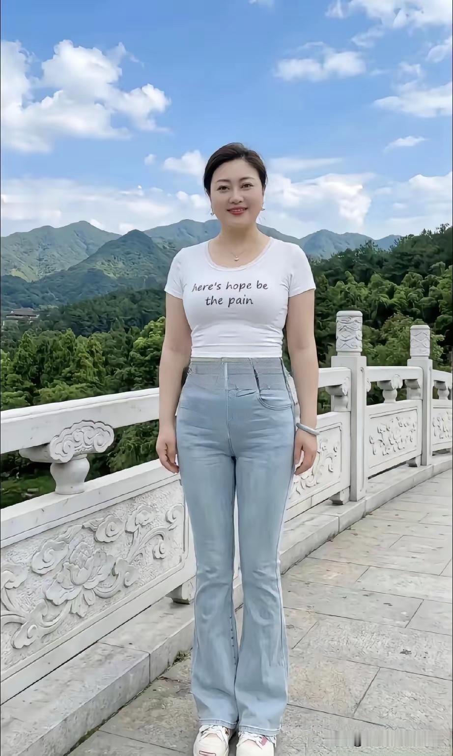考考大家的眼力，来猜猜这位美女的年龄。

一身简约穿搭，看着气质温婉大方。脸上状