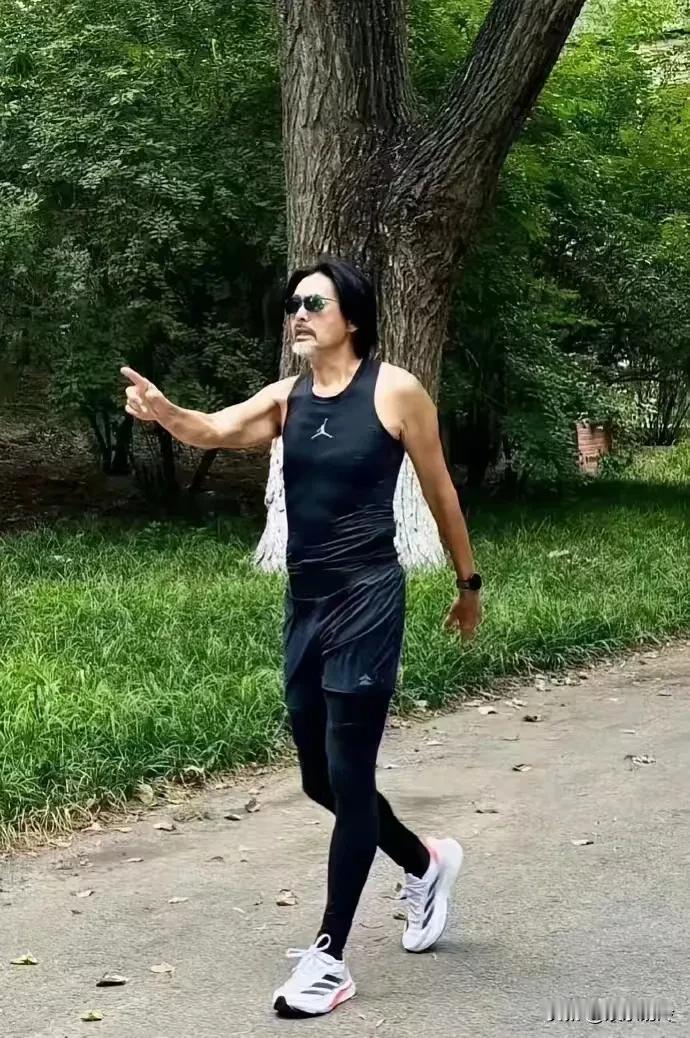 周润发是把头发胡子染了？

正常不可能上面胡子没白，下巴白完了。