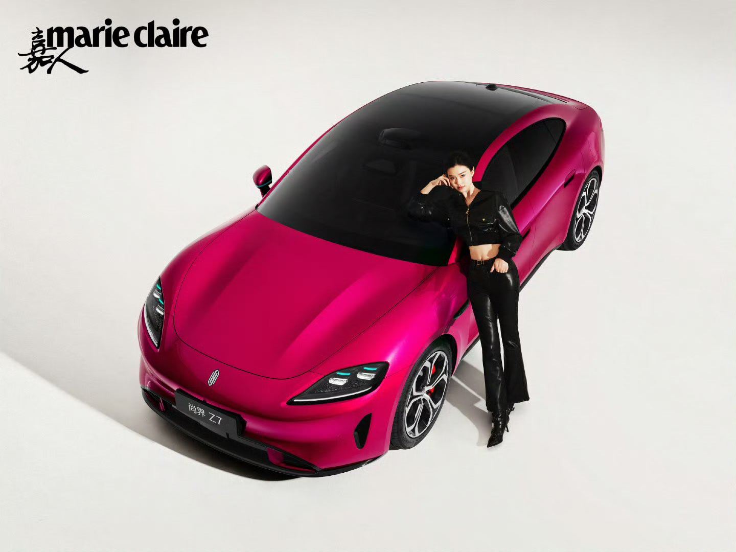 尚界Z7的电光紫粉配色，一眼吸睛「粉」，上场自带高光。 