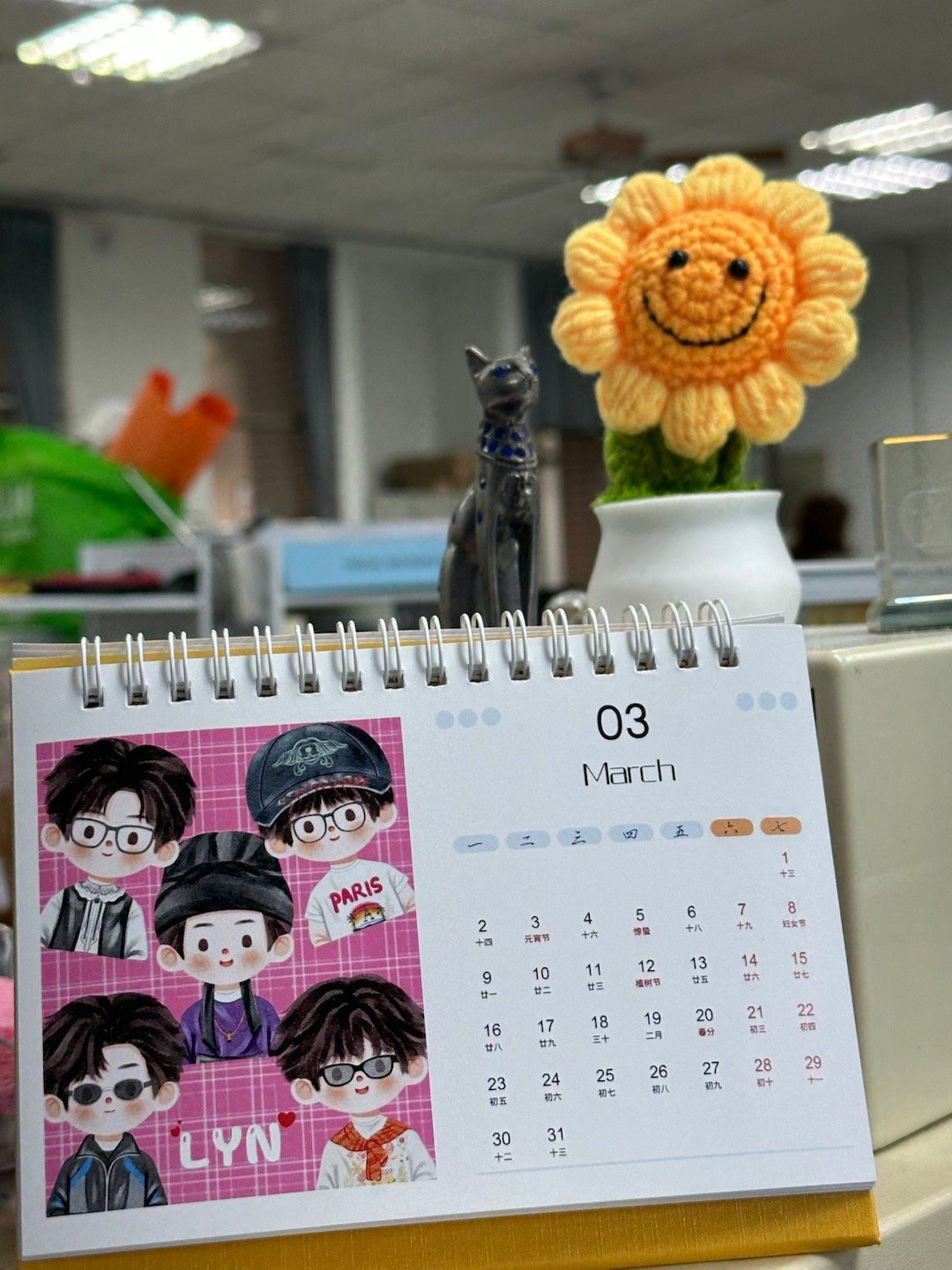 好物分享三月到了，桌历也要换新啦，三月一切平安顺心哦。 第三张是我的爱配专用猫咪