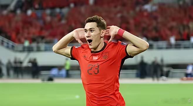 拜合拉木竟然也打了耳钉并纹上大花臂22岁的新疆青年拜合拉木被公认为中国足球最具潜