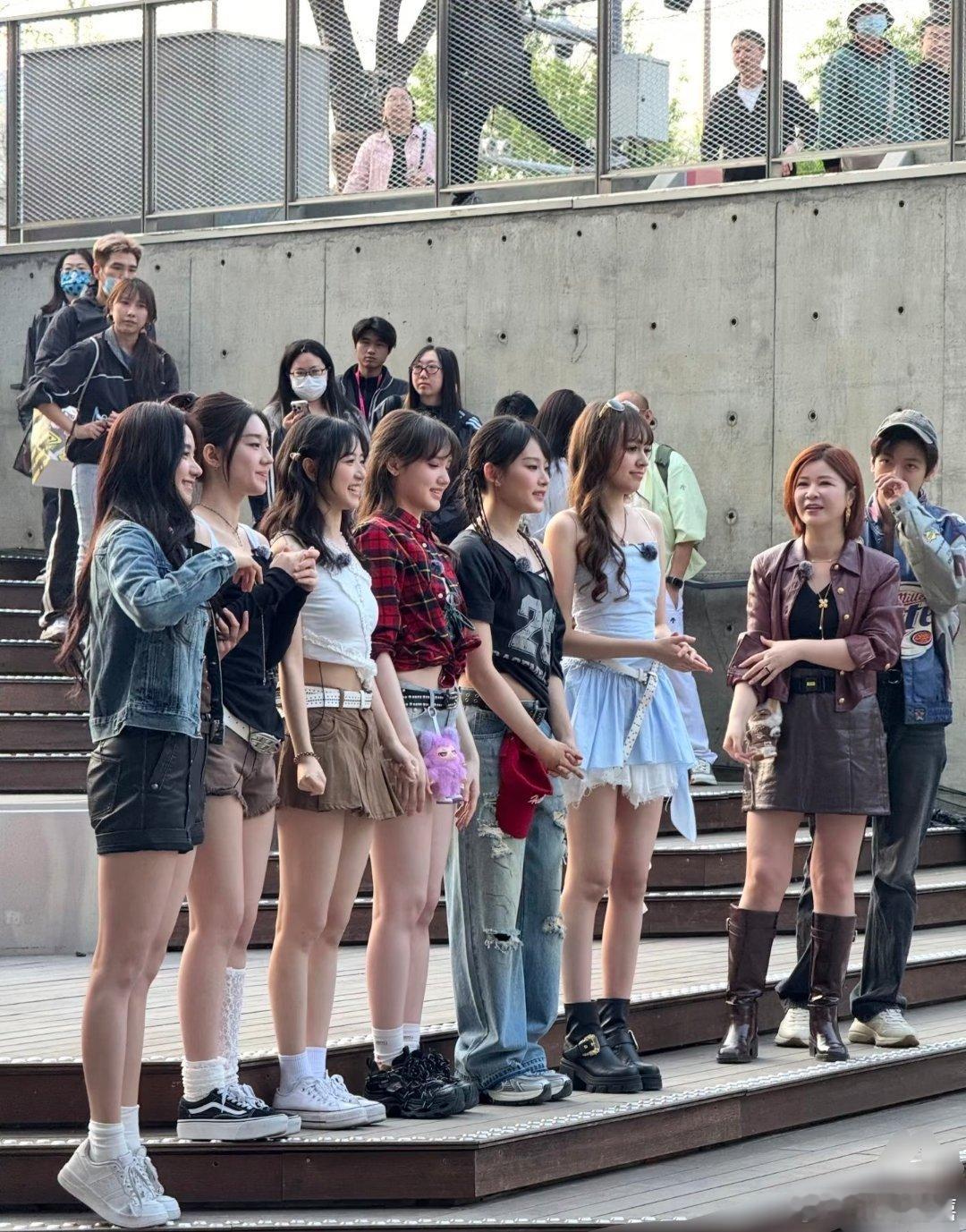 杜华带领HeyDream女团路演！也挺佩服杜华，还在坚持做女团 