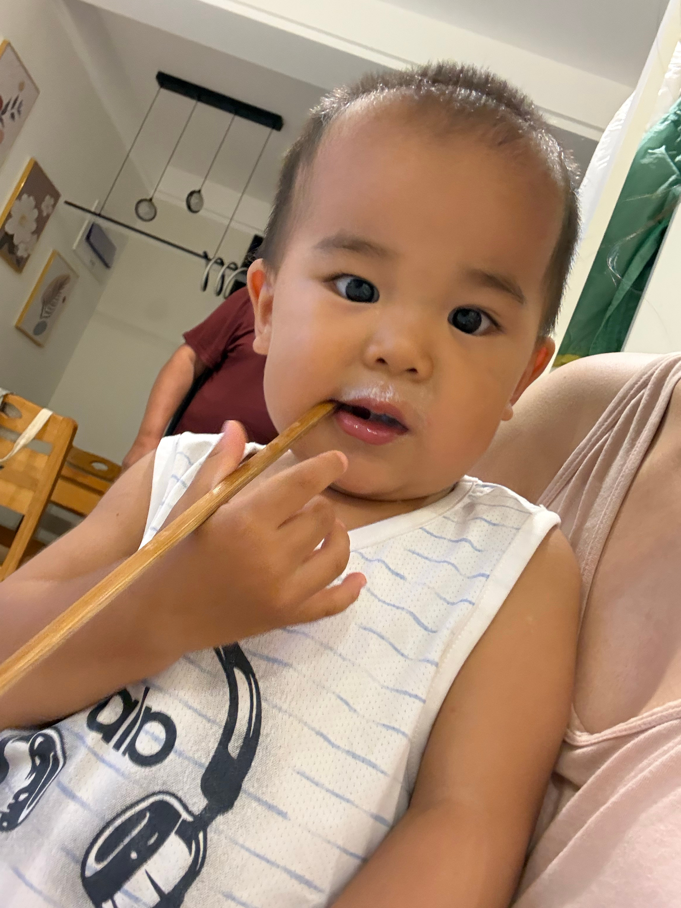 大部分人都喜欢新衣服，我家宝子是个例外！上周给他买的新背心新裤子，死活不让往他身