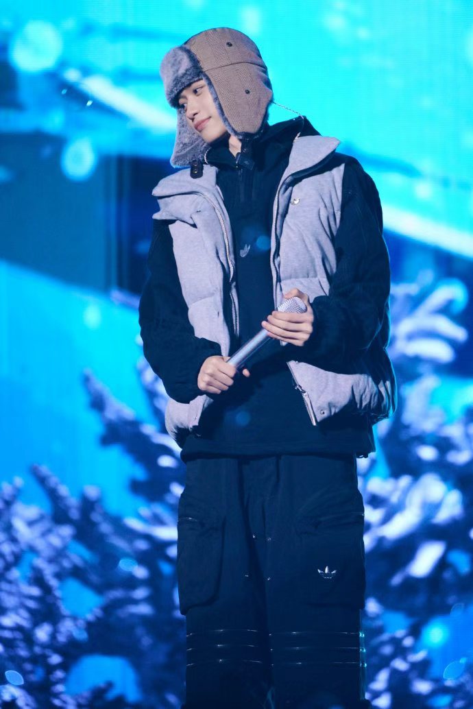 梓渝演唱会彩排现场图梓渝序幕将启 梓渝序幕将启，梓渝演唱会彩排现场图已送达， 雷