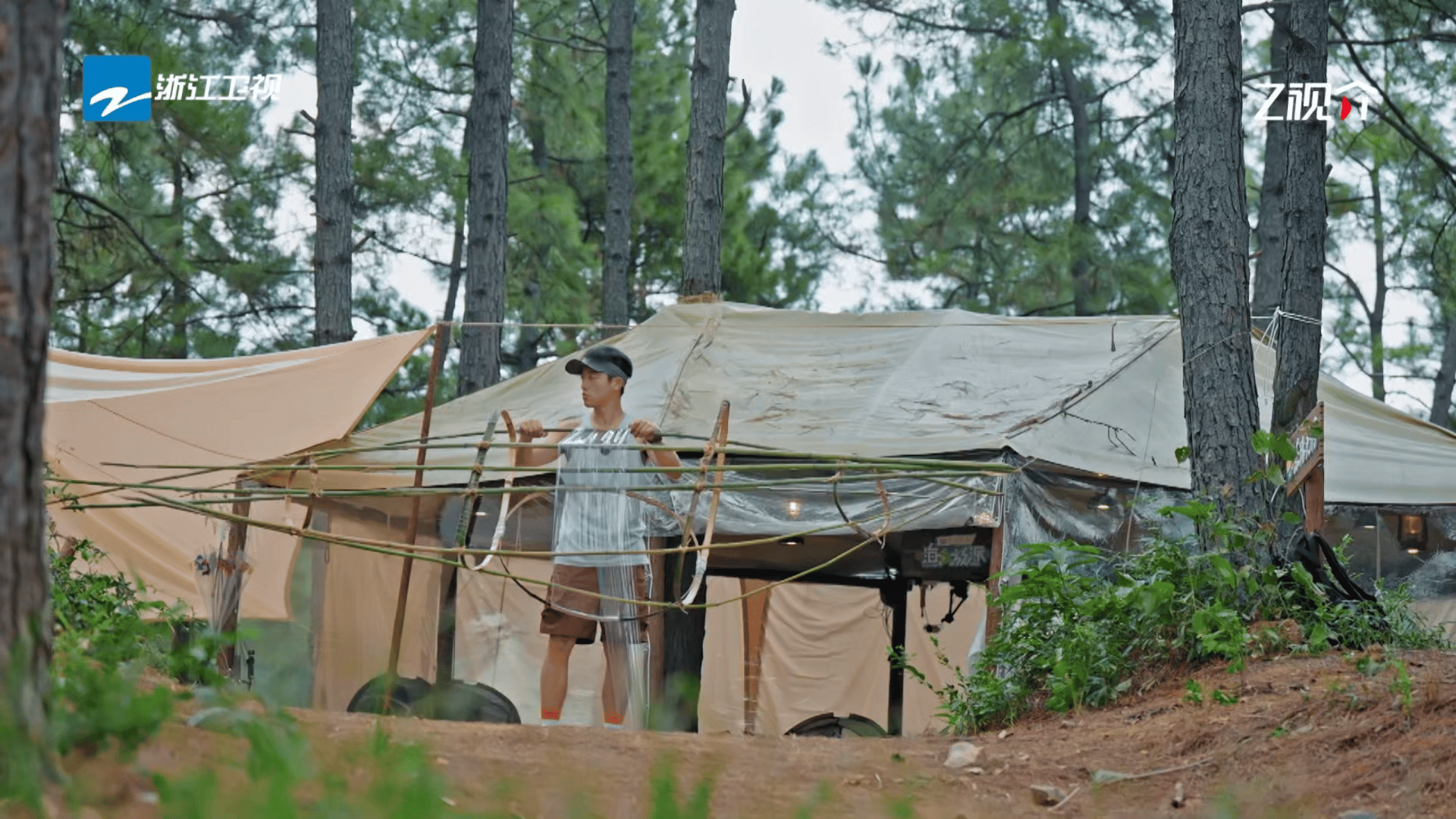 郑恺用保鲜膜做船为什么能成功 竹子+保鲜膜的组合居然能造船？郑恺不仅敢想还敢坐，