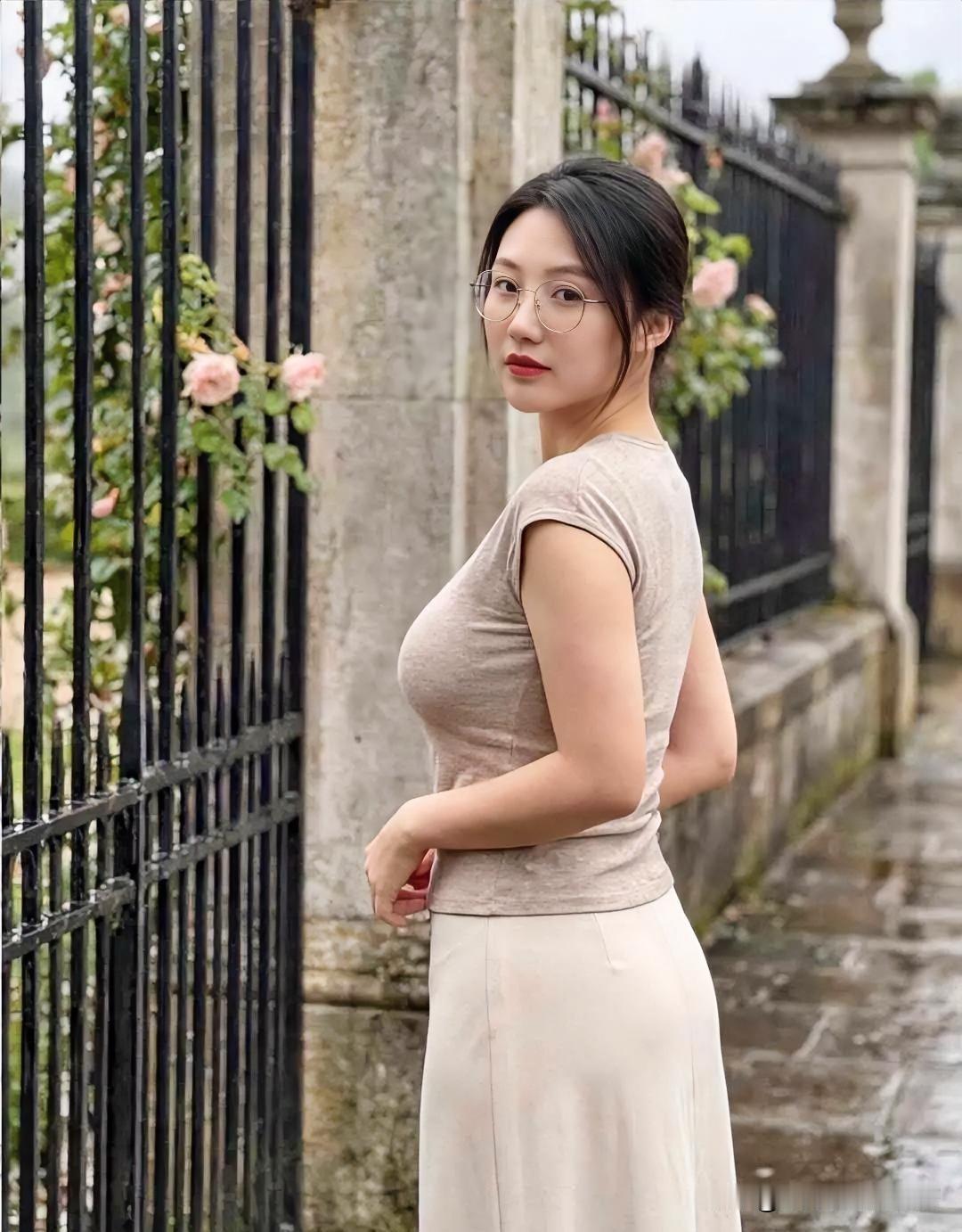 灰调短袖配米白长裙，于蔷薇铁艺旁回眸。文艺知性，温婉从容，诠释日常优雅与生活美学