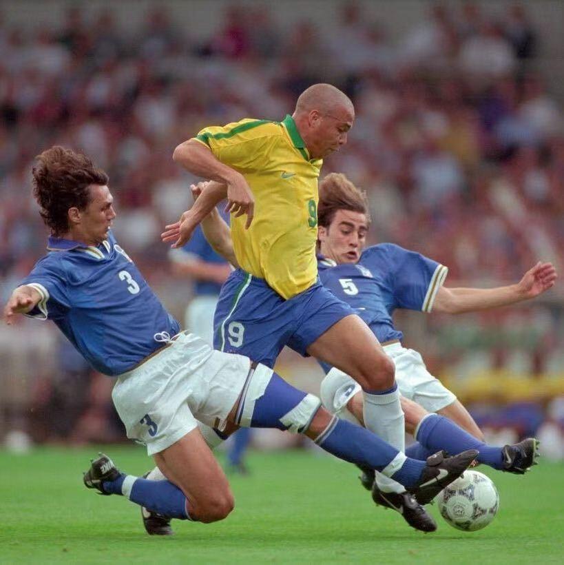 你最喜欢哪个时期的罗纳尔多呢?
喜欢96/97、97/98、06/07赛季，以及