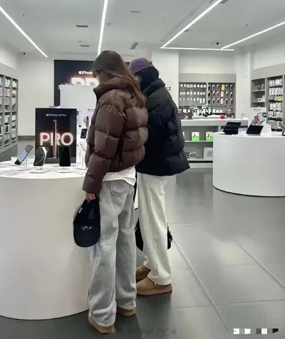 今年流行这种宽松裤子了吗？大街小巷都是看不到女生穿紧身秋裤了 