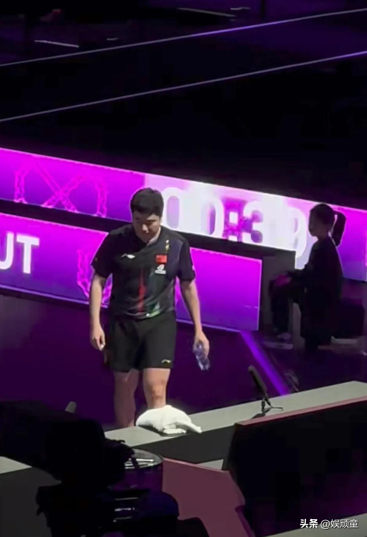 小小的球桌困住了太多人！
昨天，向鹏与梁靖崑对战，中间休息环节，梁靖崑在场上不安